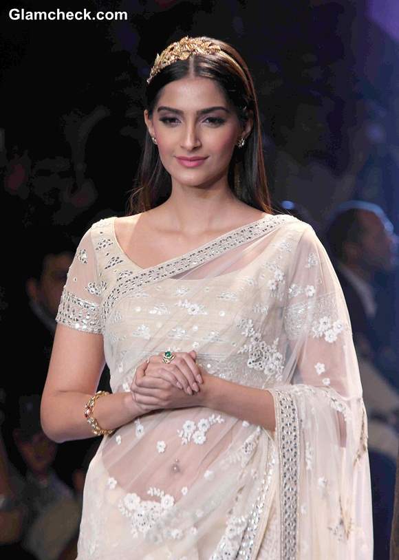 Sonam Kapoor in Sari at IIJW 2014