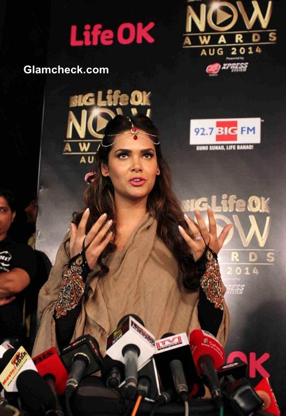 Esha Gupta 2014 Big Life OK Now Awards