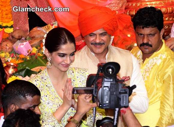 Anil Kapoor with Sonam Kapoor offer prayers at Lalbaugcha Raja 2014