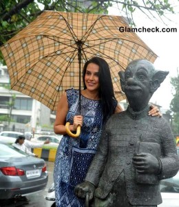 Neha Dhupia with RK Laxmans Common Man Statue