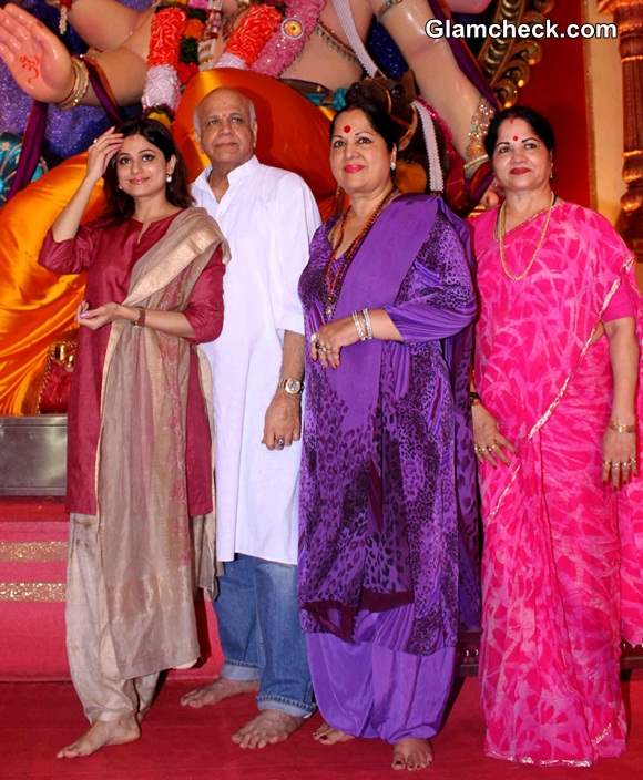 Shamita Shetty with Parents at Chinchpokli cha Raja 2014