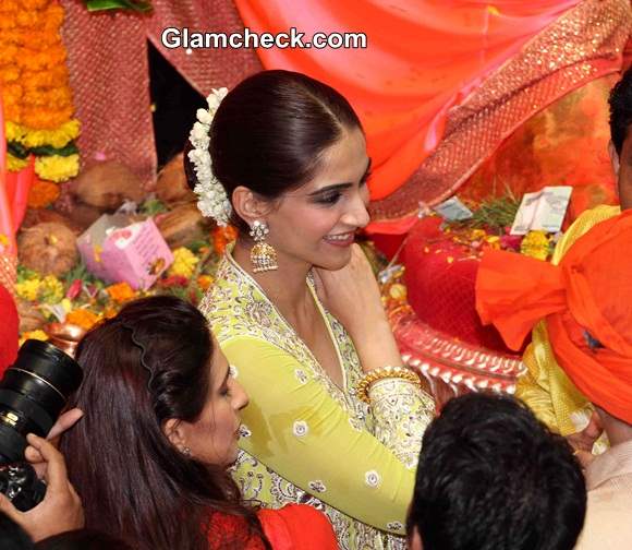 Sonam Kapoor offers prayer at Lalbaugcha Raja 2014