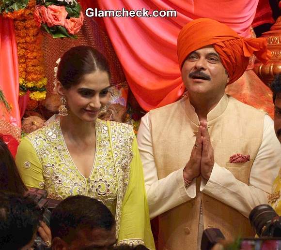 Sonam Kapoor with Anil Kapoor at Lalbaugcha Raja 2014