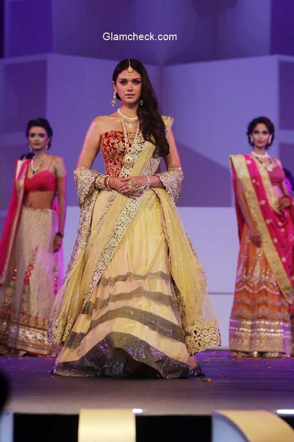 Aditi Rao Hydari in Legenha at IBJA 2014