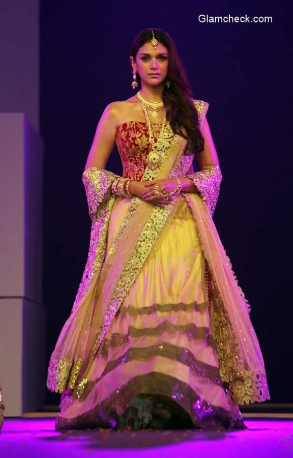 Aditi Rao Hydari walks the ramp at IBJA 2014