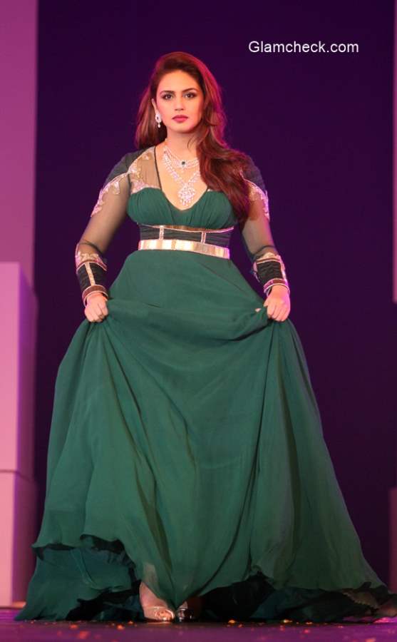 Huma Qureshi as showstopper for Karan Malhotra at the IBJA fashion show 2014