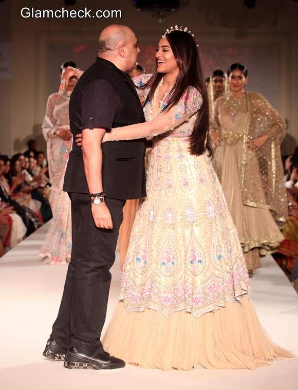 Sonakshi Sinha Tarun Tahiliani 2014 Sahachari Foundation show pics