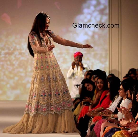 Sonakshi Sinha at Tarun Tahiliani 2014 Sahachari Foundation show