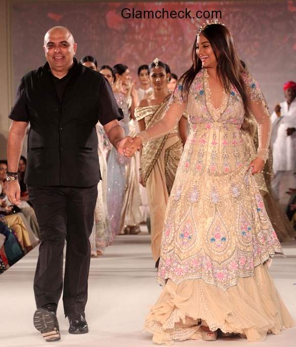 Sonakshi Sinha showstopper for Tarun Tahiliani 2014 Sahachari Foundation show