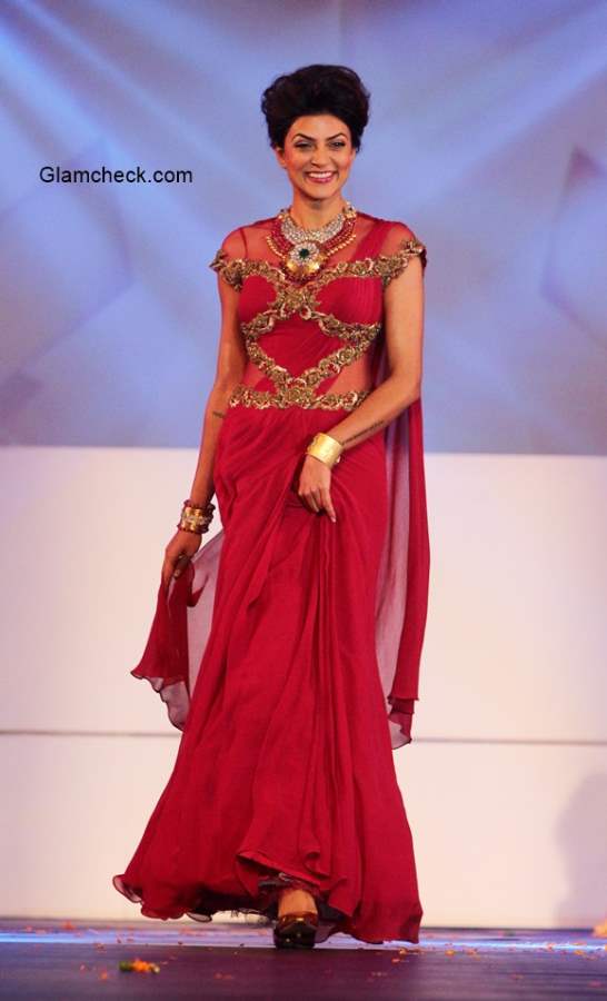 Sushmita Sen walks for Sonakshi Raaj and Riddhi Jewellers at 2014 IBJA