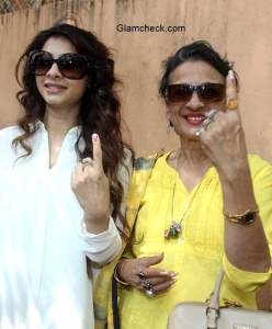 Tanishaa Mukherjee and her mother Tanuja after casting their vote in the Assembly elections for Maharashtra state