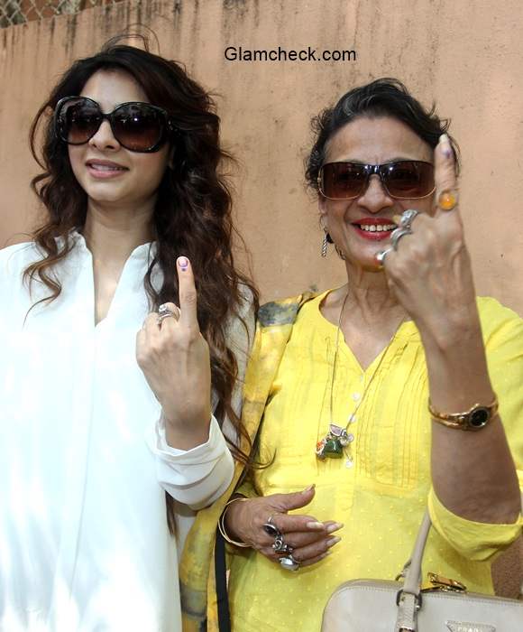 Tanishaa Mukherjee and her mother Tanuja after casting their vote in the Assembly elections for Maharashtra state