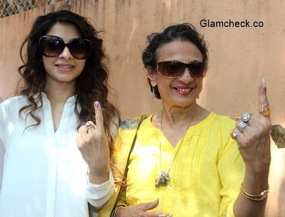 Tanishaa Mukherjee and her mother Tanuja