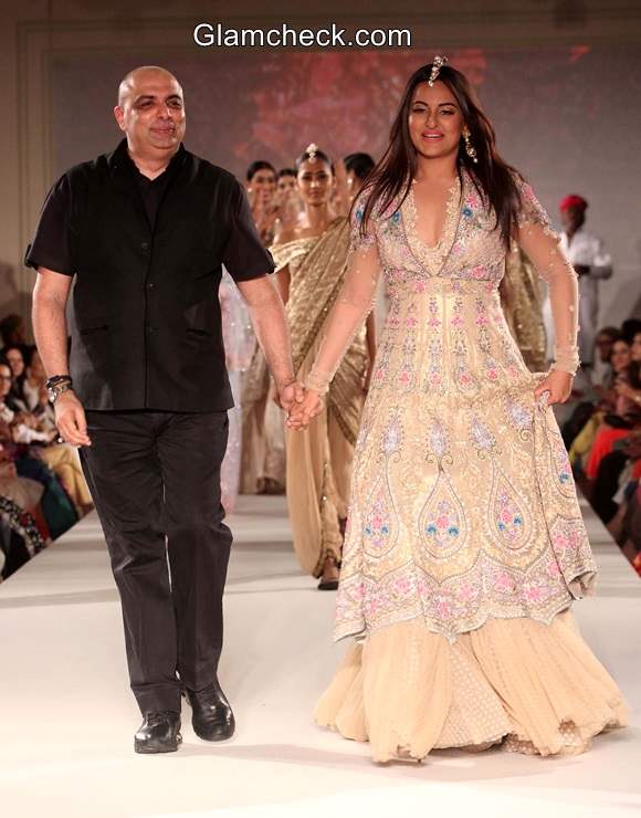 Tarun Tahiliani 2014 Sahachari Foundation show