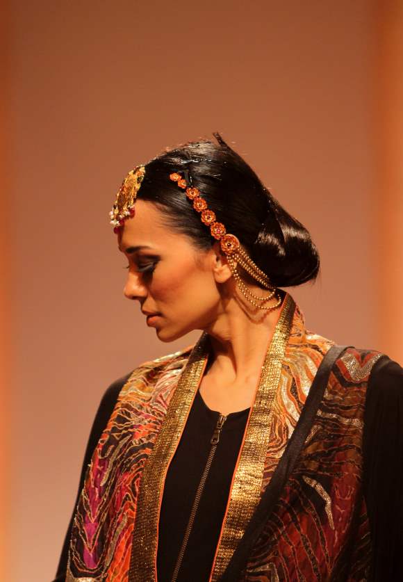 Maang Tika and Haath Phool Head Jewelry Azva gold IBFW