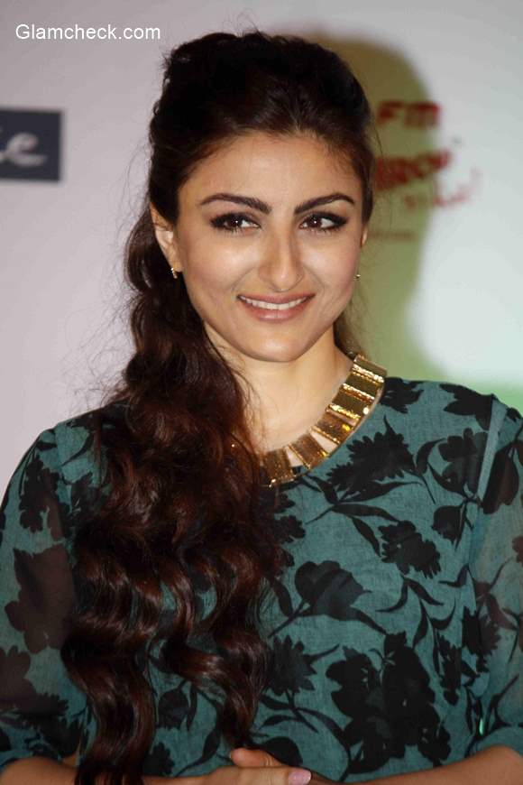 Soha Ali Khan 2014 announces the winner of Classmate SpellBee7