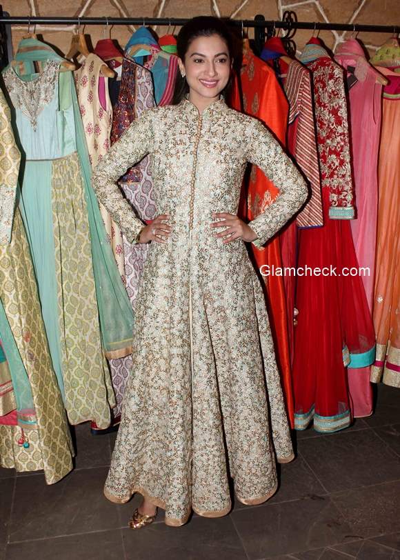 Gauhar Khan at SVA summer 2015 collection Preview