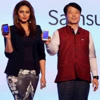 Huma Qureshi launches the Samsung Z1 smartphones in India