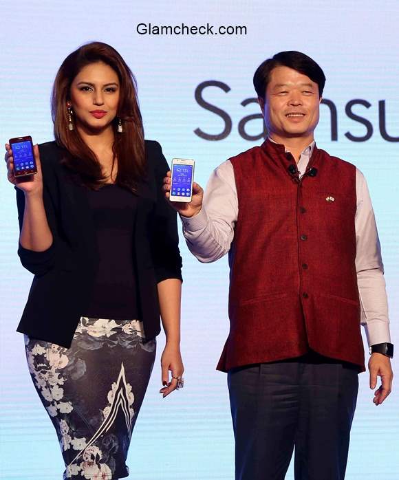 Huma Qureshi launches the Samsung Z1 smartphones in India