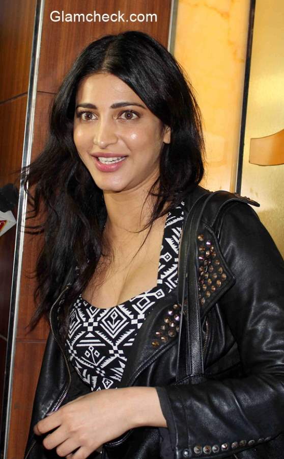 Shruti Haasan spotted at a theater in Mumbai