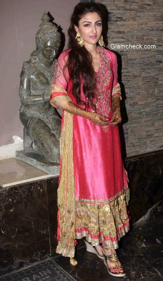 Soha Ali Khan in Ritu Kumar at her mehendi ceremony