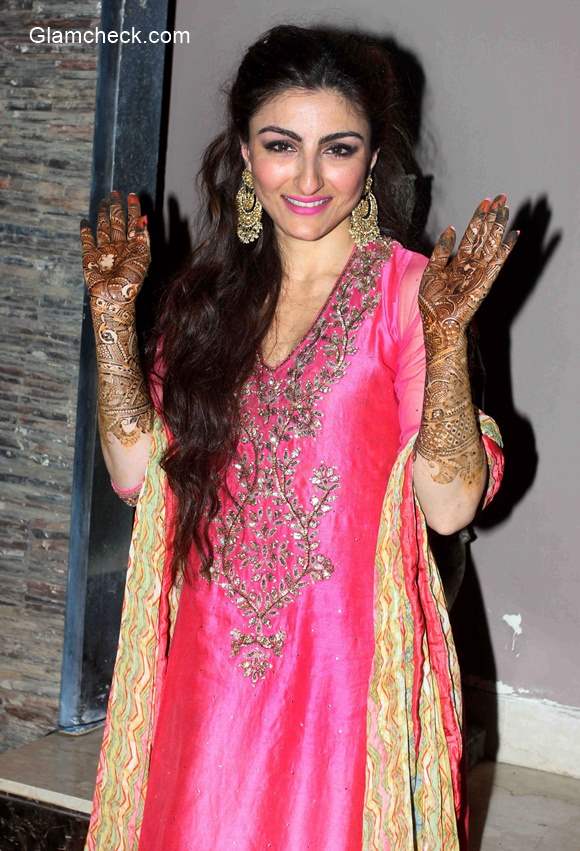 Soha Ali Khan in Ritu Kumar for her mehendi ceremony