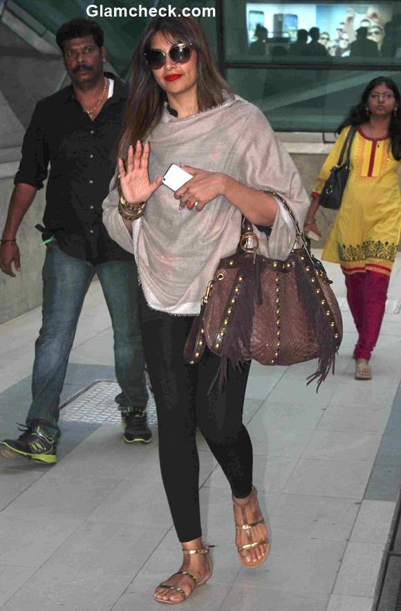 Celeb spotted - Bipasha Basu at Mumbai Airport