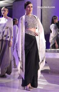 Kareena Kapoor Khan as showstopper for Annamika Khanna at the LFW ...