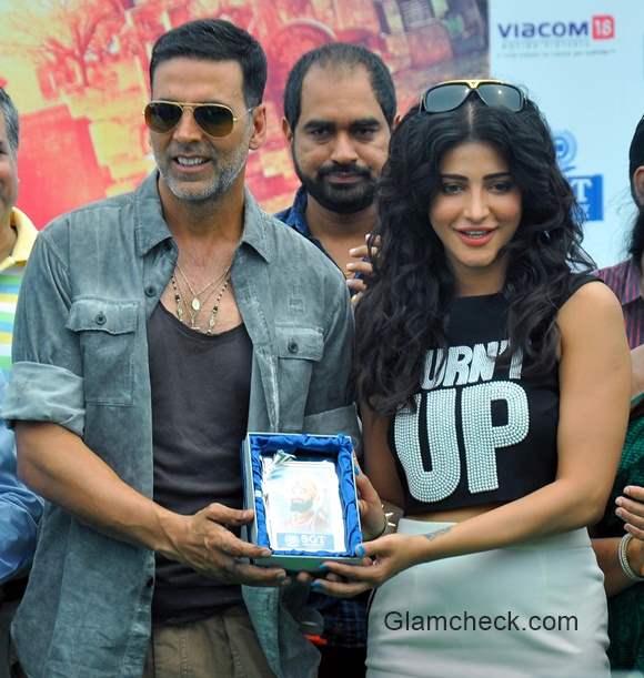 Akshay Kumar and Shruti Haasan promotes Gabbar is Back in Gurgaon