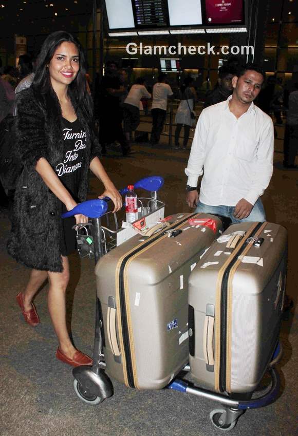 Esha Gupta at the Mumbai International Airport