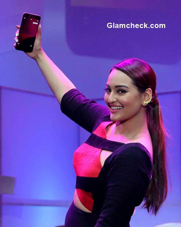 Sonakshi Sinha launches the latest ASUS ZenFone 2 Deluxe