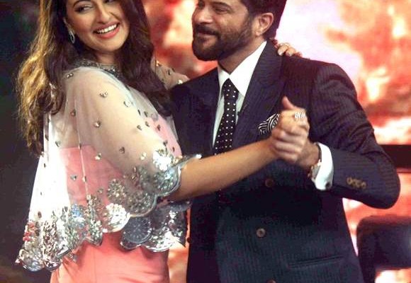 Anil Kapoor with Sonakshi Sinha on the sets of Indian Idol Junior
