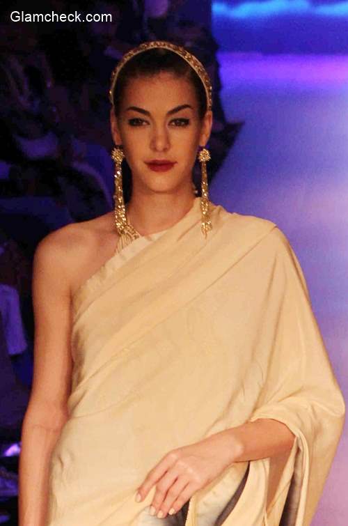 Styling Plain Saree for the Festive Season