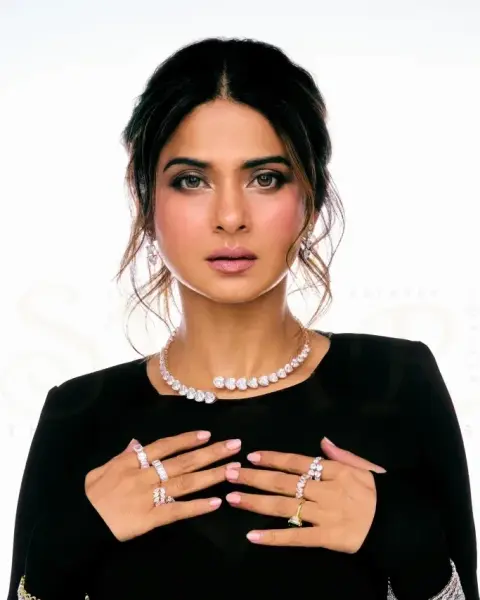 Jennifer Winget Co-Creates a New Solitaire Story With Ekatra Jewels