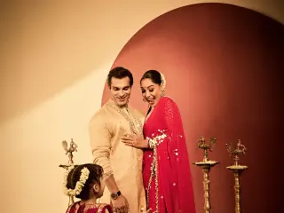 Bipasha Basu’s Durga Puja Look With Family Celebrates Tradition in Style
