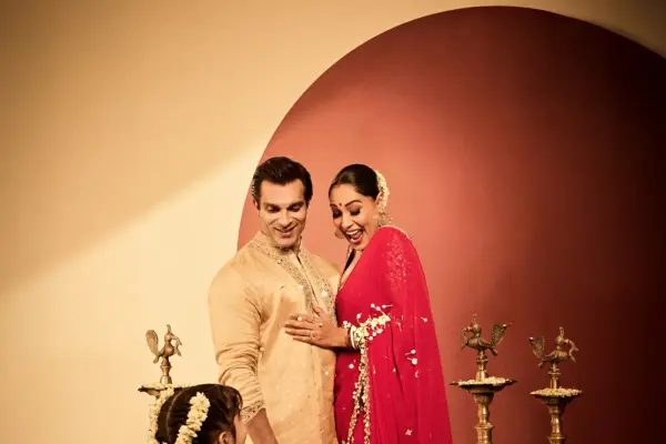 Bipasha Basu’s Durga Puja Look With Family Celebrates Tradition in Style