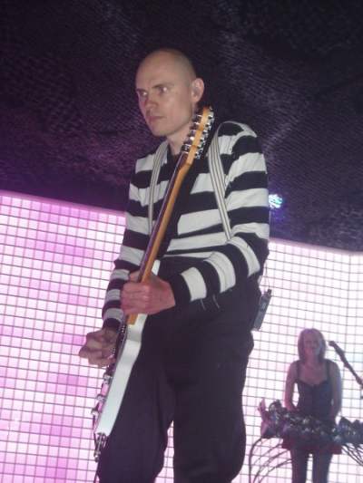 Billy Corgan Collapses on stage