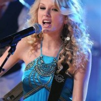 Swift on top spot in US Christmas Charts