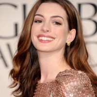 Anne Hathaway hairstyle makeup 2011 Golden Globe Awards