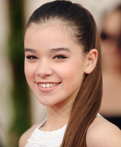 Hailee Steinfeld hairstyle makeup 2011 Golden Globe Awards