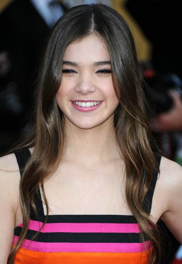 Hailee Steinfeld hairstyle makeup 2011 SAG Awards