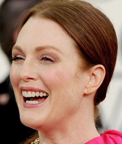 Julianne Moore hairstyle makeup 2011 Golden Globes Awards