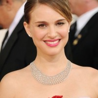 Natalie Portman hairstyle makeup Golden Globe Awards 2011