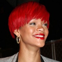Rihanna to launch signature fragrance
