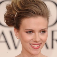 Scarlett Johansson hairstyle makeup 2011 Golden Globe Awards