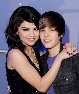 Selena Gomez and Justin Bieber caught kissing