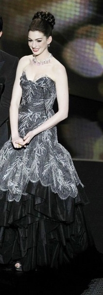 Anne-Hathaway-Vivienne-Westwood-2011-oscar-on-stage-dress