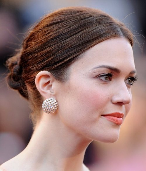 Mandy Moore hairstyle red carpet 2011 oscars