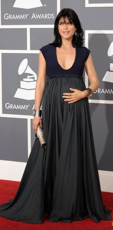 Selma Blair flaunts baby bump at 2011 Grammy Awards