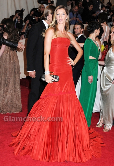 Giselle-Bundchen-red-McQueen-gown-met-gala-event